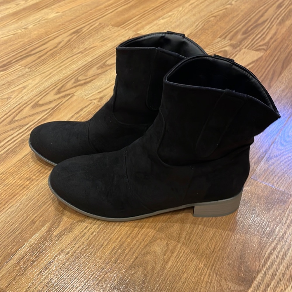 Brand new black boots size 42, 8 1/2. Never worn. Swede like material.